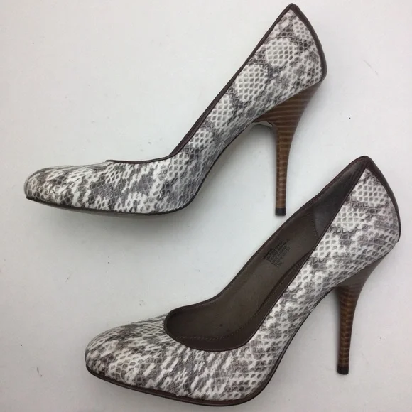 B Makowsky Neve Python Snake Print Leather Round Toe Pumps Size 7.5 - Picture 3 of 12